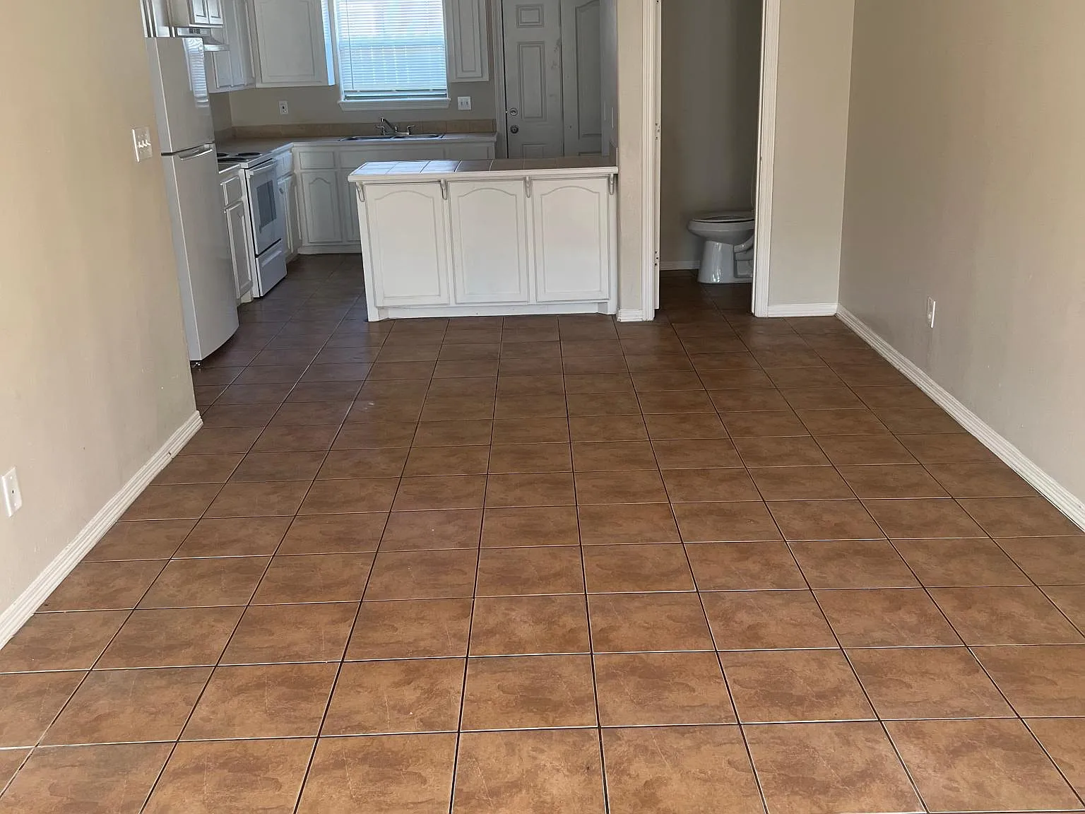 2 bed, 1.5 bath, 1100 sqft, $825 — Photo 2