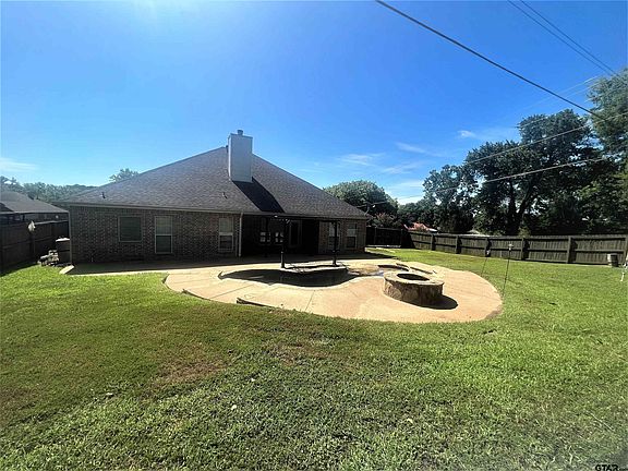 3rd image of 105 Towering Oaks Ln