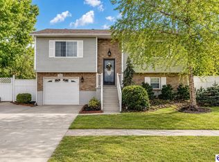 135 Meadowlake Dr, Radcliff, KY 40160