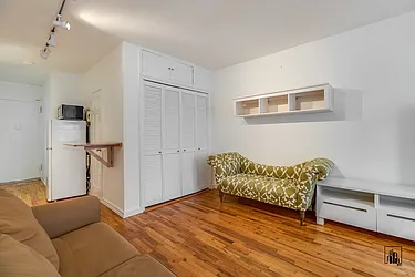 Rented by Barkoff Residential 
