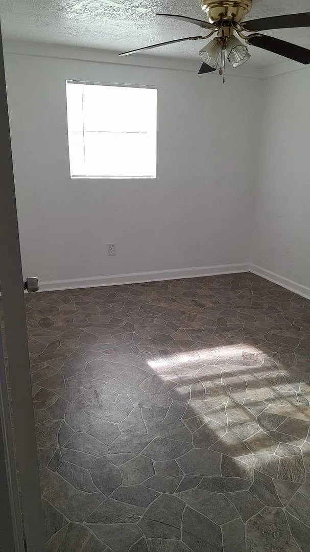 2 bed, 1.0 bath, 4200 sqft, $995 — Photo 3