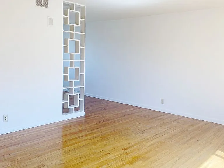 Harney Square Apartments - Blackstone District — Photo 17