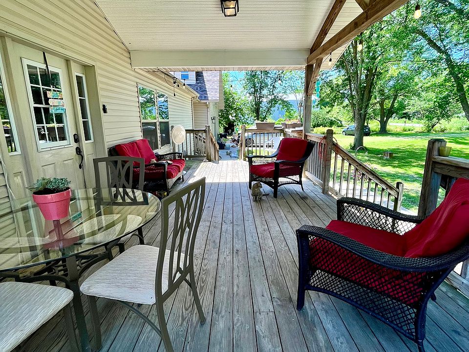 Spacious shared front porch