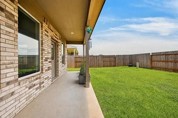 4 bed, 3.0 bath, 2368 sqft, $2,600 — Photo 4