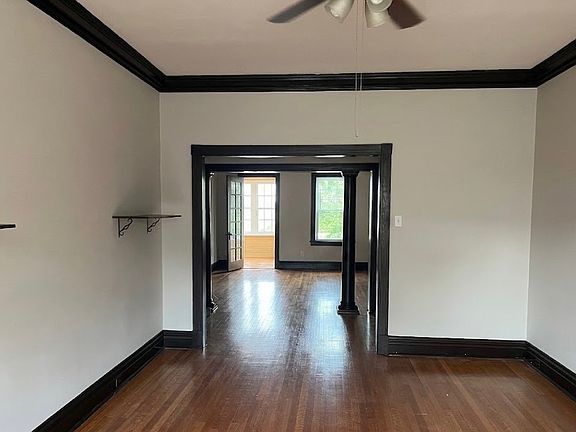 1500 SF of spacious and open living space from living room to foyer then into dining room. Perfect for entertaining.