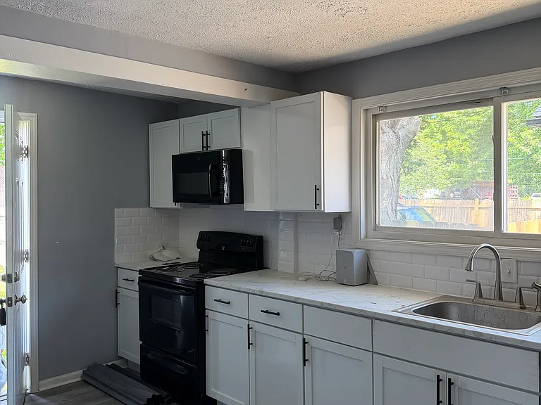 2824 Brookside Ave — Photo 5