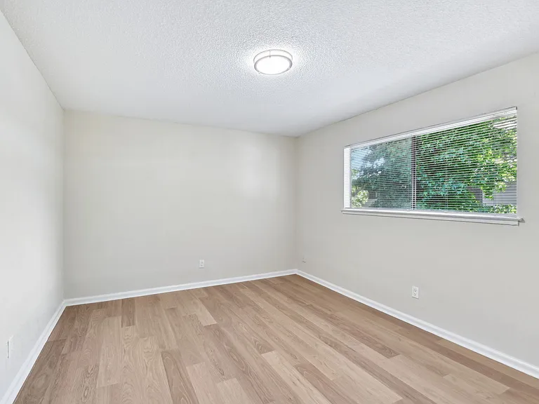 ROCKINGHAM APARTMENTS — Photo 18