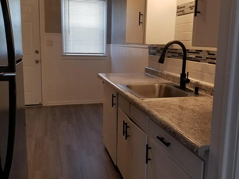 812 W Irving Ave — Photo 9