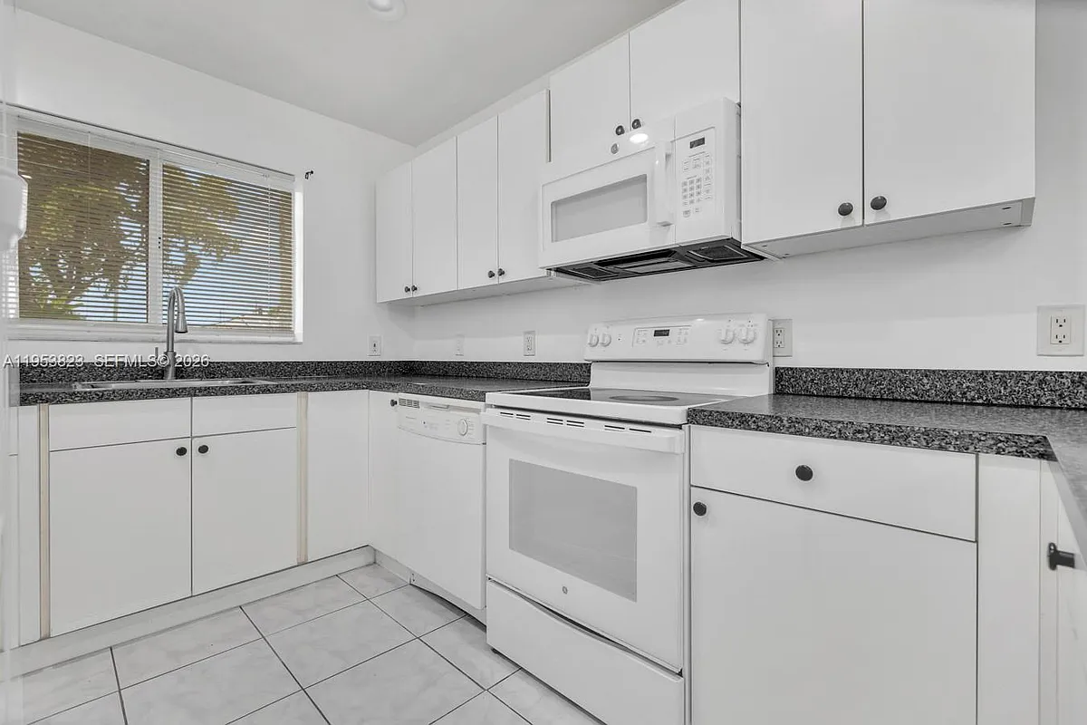 Building Photo - 843 NW 7th St #845