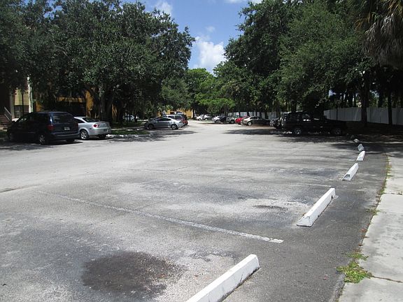 Exterior Neighborhood (street photo)