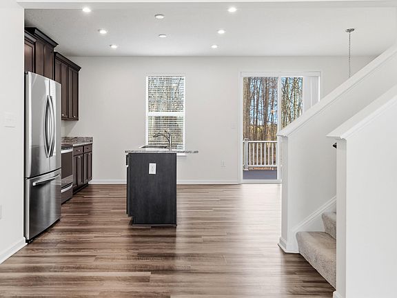 4th image of 319 Bay St
