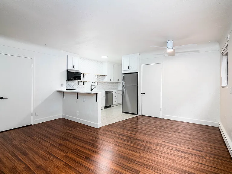 661 N Pearl St — Photo 3