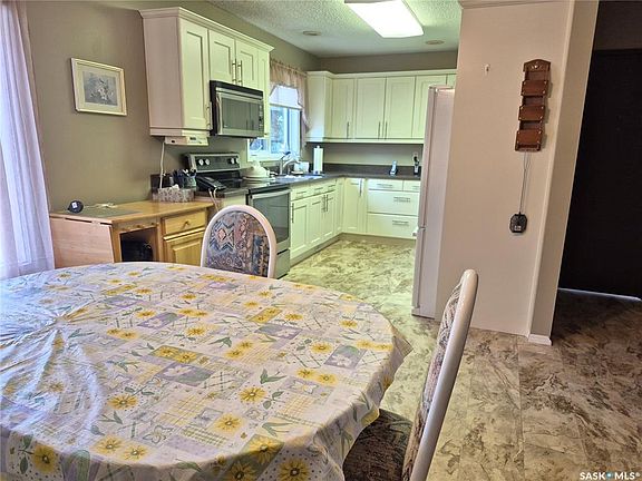 2nd image of 566 Dieppe DRIVE