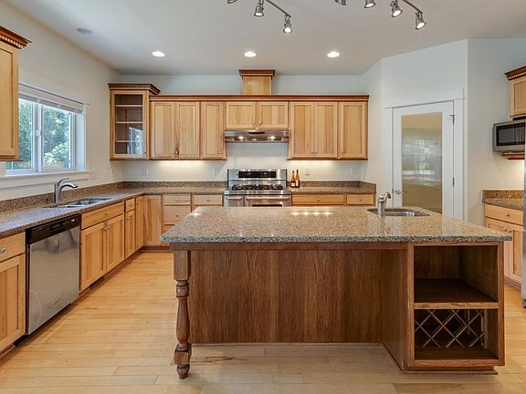 Kitchen - Photo from 2019 prior to current tenants - To be in like condition