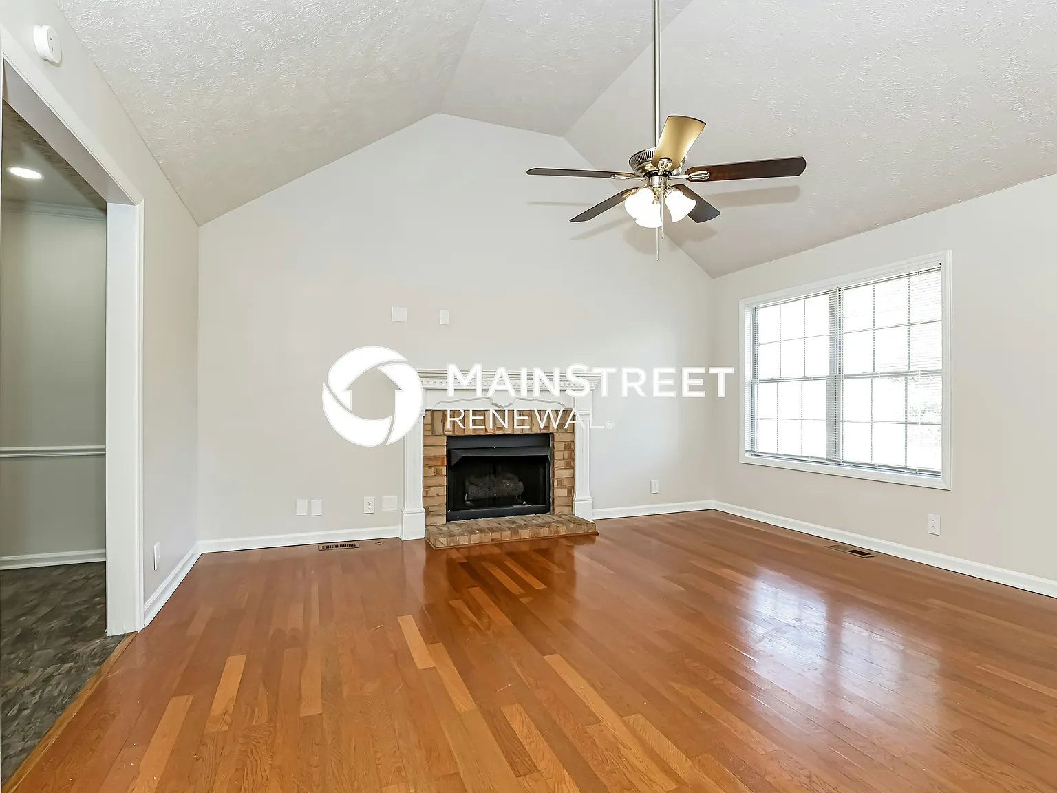 323 Alexis Dr — Photo 2
