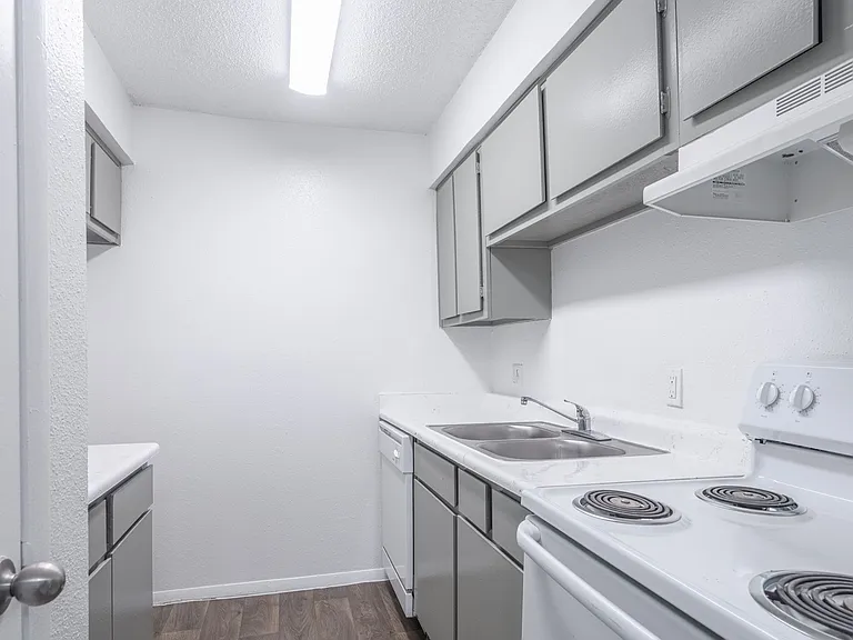 Shadow Bay Apartments — Photo 6