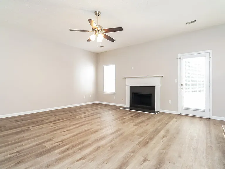 1085 Ivey Ln — Photo 8