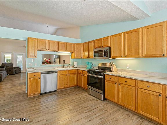 4th image of 615 Lakewood Ln
