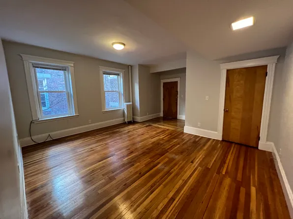 130 Pleasant St #2R, Brookline, MA 02446