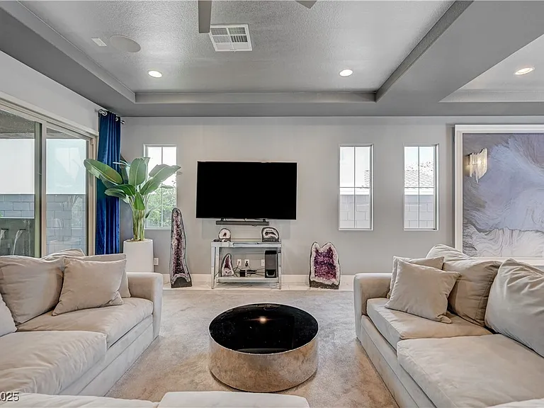 3943 Reyes Ave — Photo 6