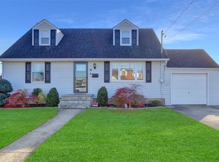 12 Elsie Ln, Farmingdale, NY 11735