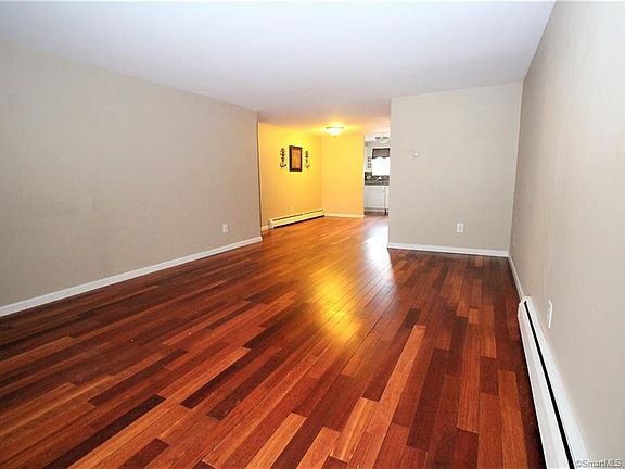 4th image of 33 Carillon Dr APT B