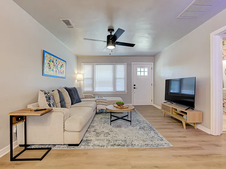 1416 Casady Ln — Photo 3