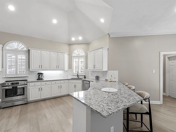 3rd image of 707 Twin Creeks Dr