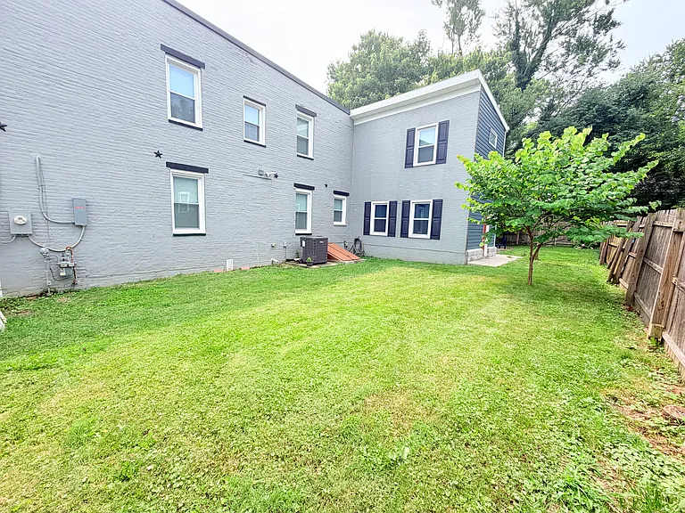 9133 Baltimore St — Photo 23