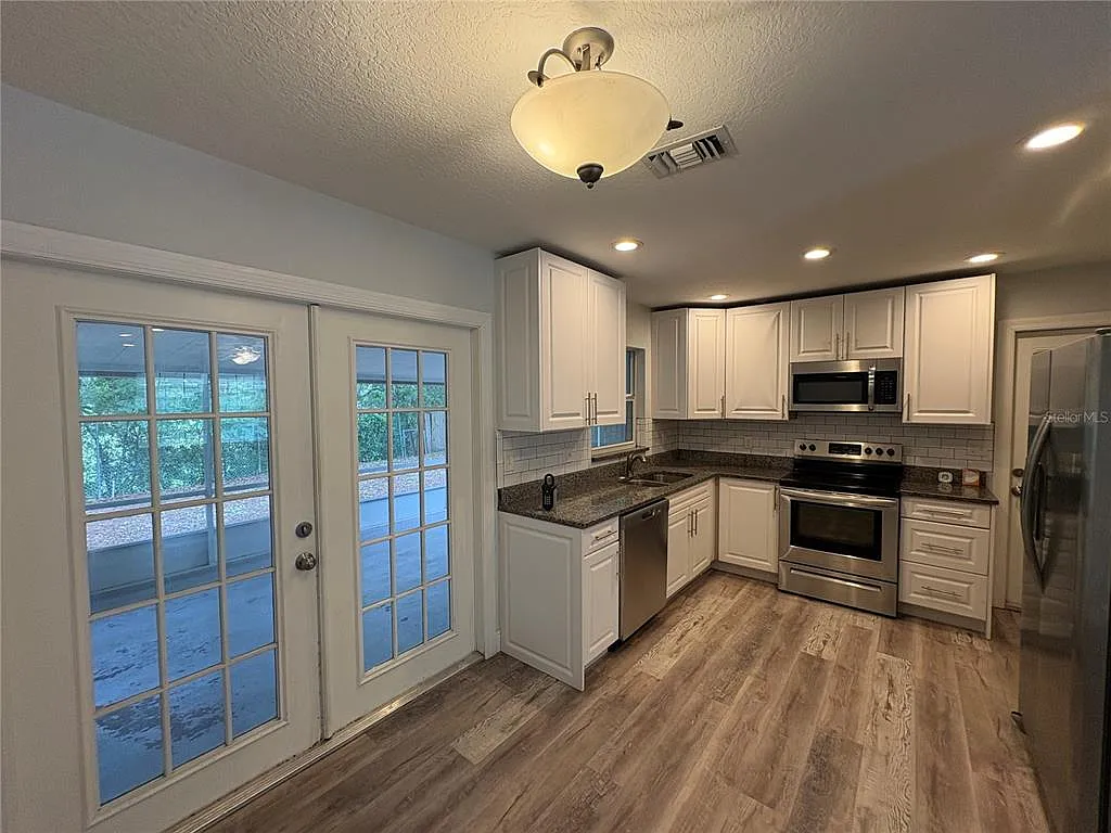 3 bed, 1.5 bath, 1050 sqft, $2,200 — Photo 4