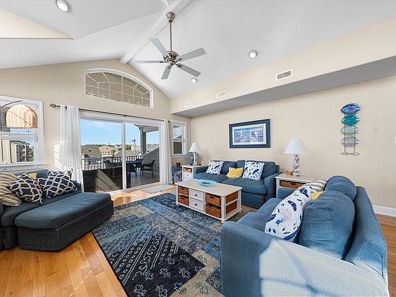 3rd image of 126 48th St #W