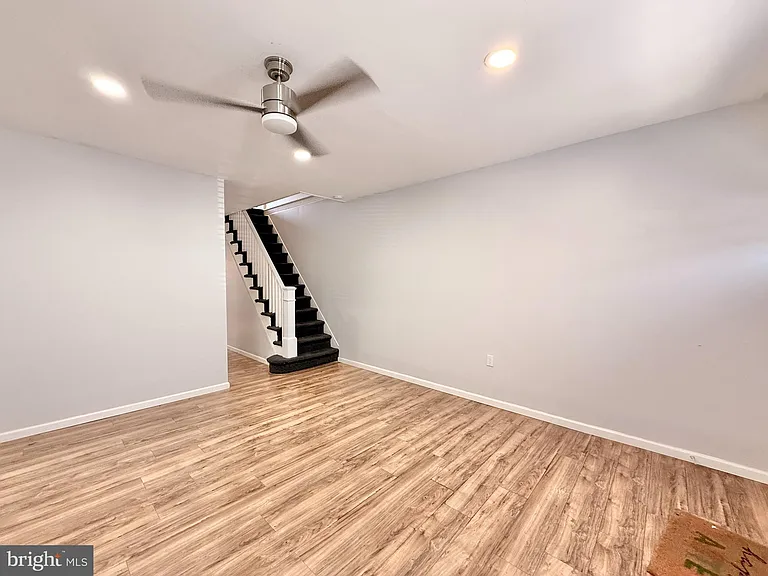 570 Line St — Photo 3