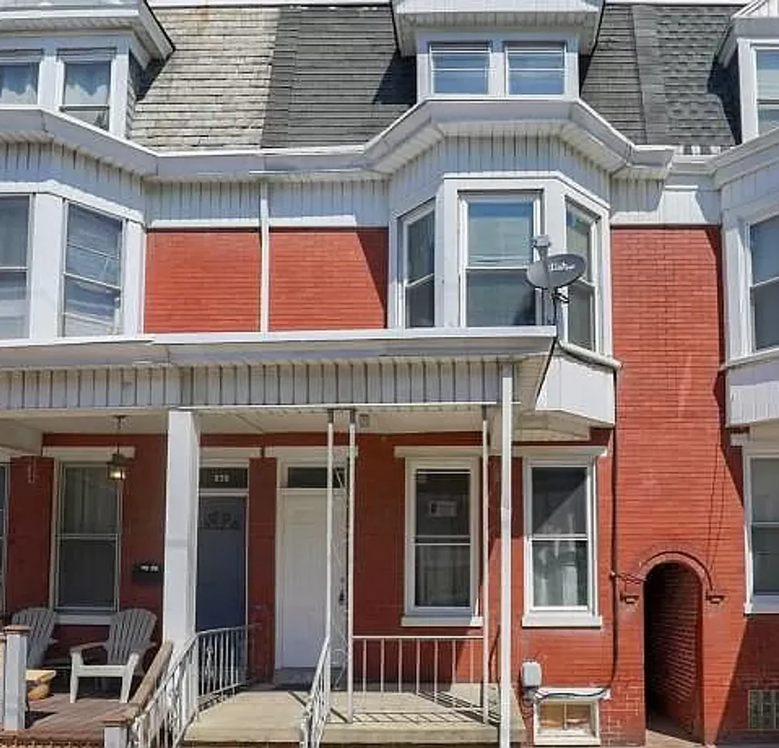 Apply Today! Spacious 5 Bedroom Home For Rent — Photo 2