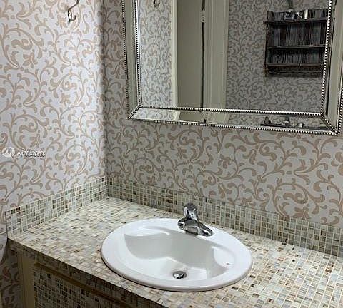 5th image of 401 SE 10th St APT B201