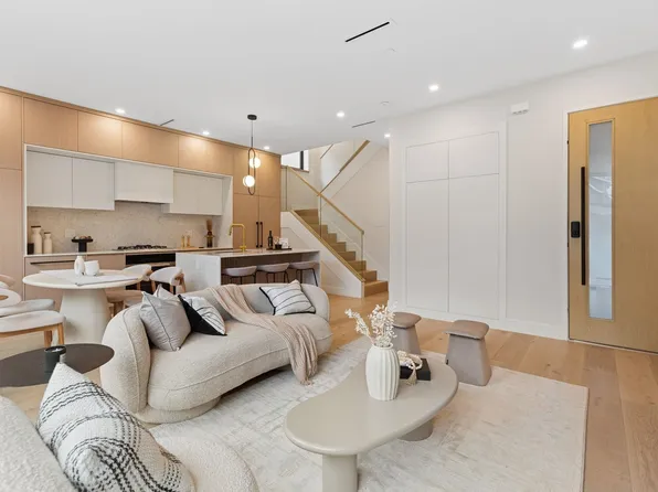 448 W 20th Ave #2, Vancouver, BC V5Y 2C8