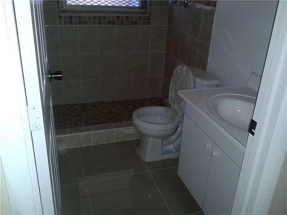 4th image of 809 NW 15th Ter