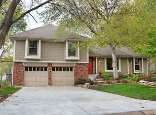 8921 Country Hill Ct, Lenexa, KS 66215