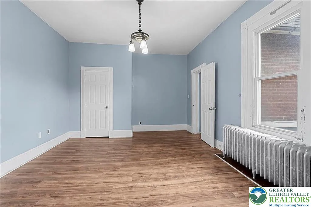 4 bed, 1.0 bath, 1136 sqft, $2,600 — Photo 3