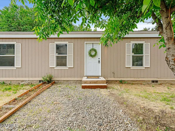 1215 Canal Ave, Tieton, WA 98947