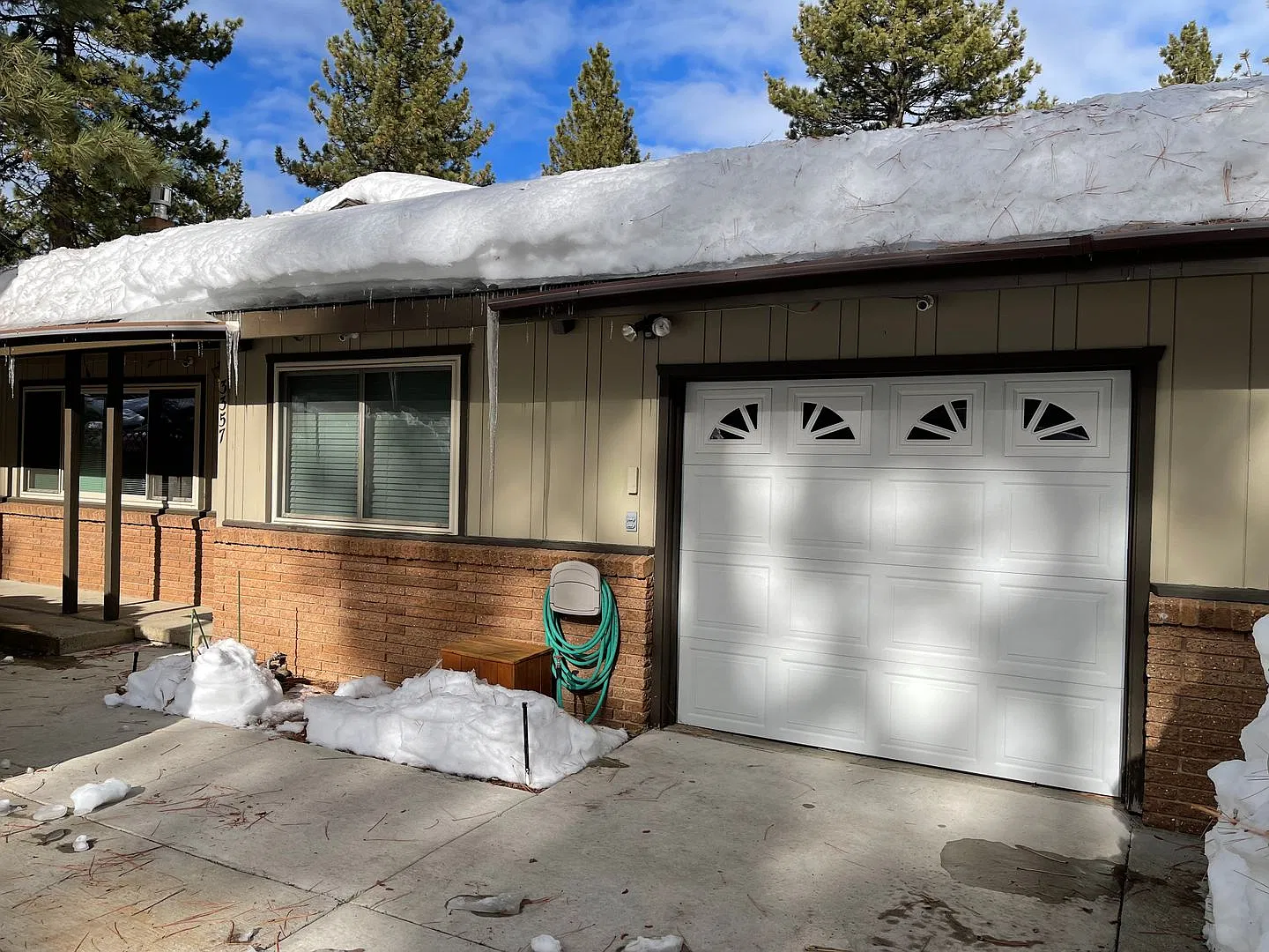 One level home with one car garage — Photo 1