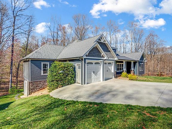 3rd image of 128 Seven Oaks Dr