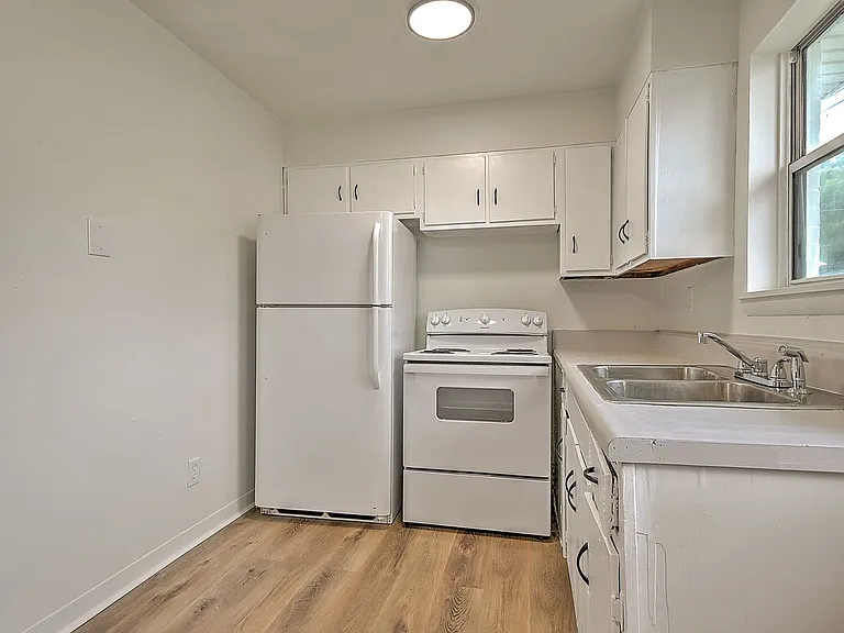 718 W G St — Photo 23