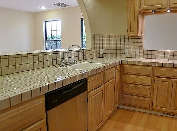 5th image of 480 W Sunnyoaks Ave