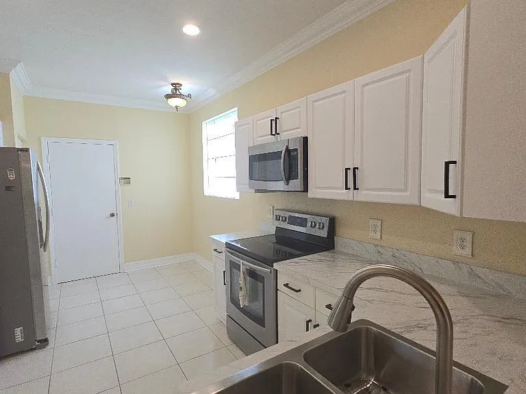 10351 NW 7th St — Photo 7