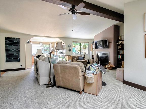 4th image of 385 Millpond Dr #385