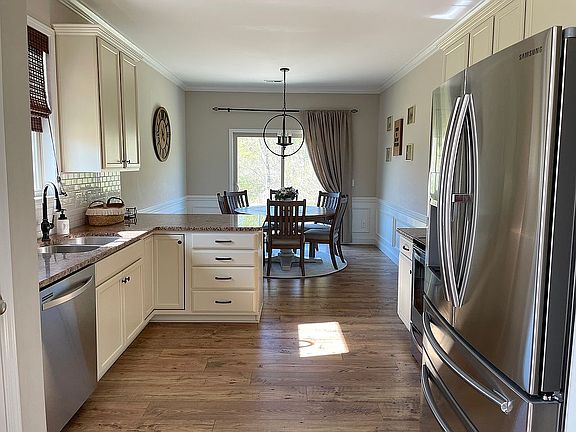 5th image of 380 Greymark Ln