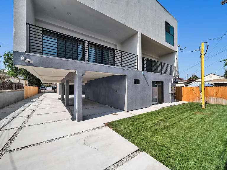 11516 Victory Blvd — Photo 5