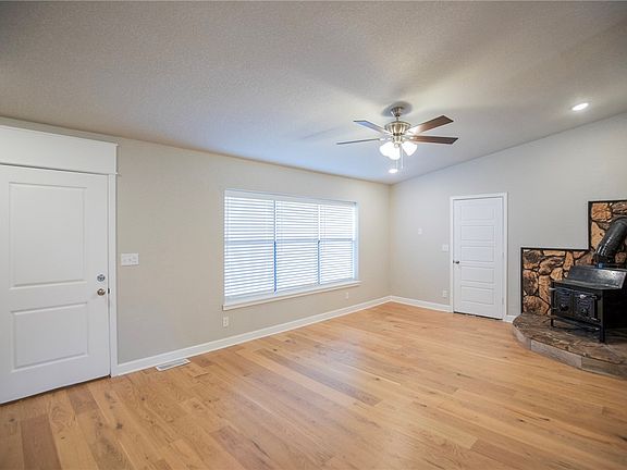 4th image of 29 Granshire Dr