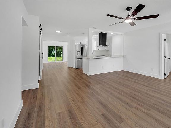 3rd image of 8 FLAMEVINE LANE