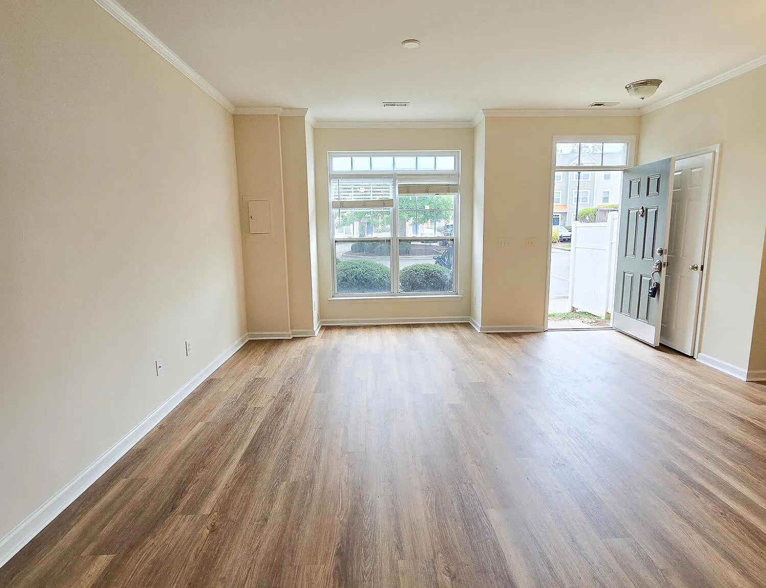 3 bed, 2.5 bath, 1700 sqft, $1,695 — Photo 4